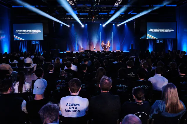 A full hall for the main stage.